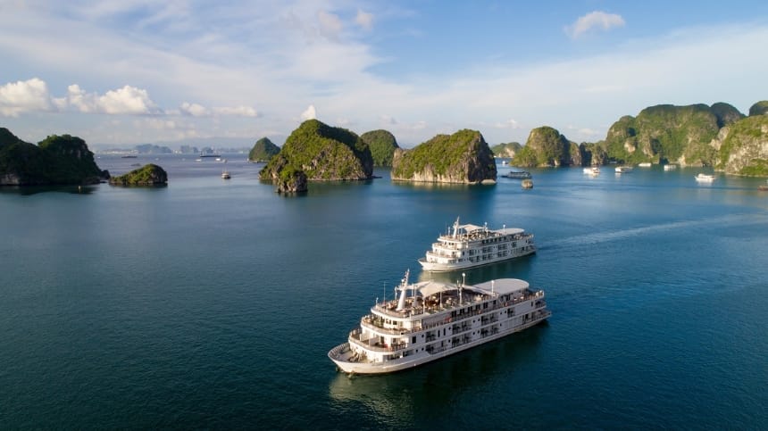 Tắm biển tại bãi biển Bãi Cháy