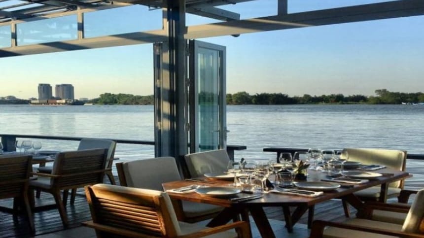The Deck Saigon với không gian lãng mạn