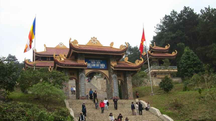 Thiền viện Trúc Lâm Tây Thiên bên sườn núi Tam Đảo