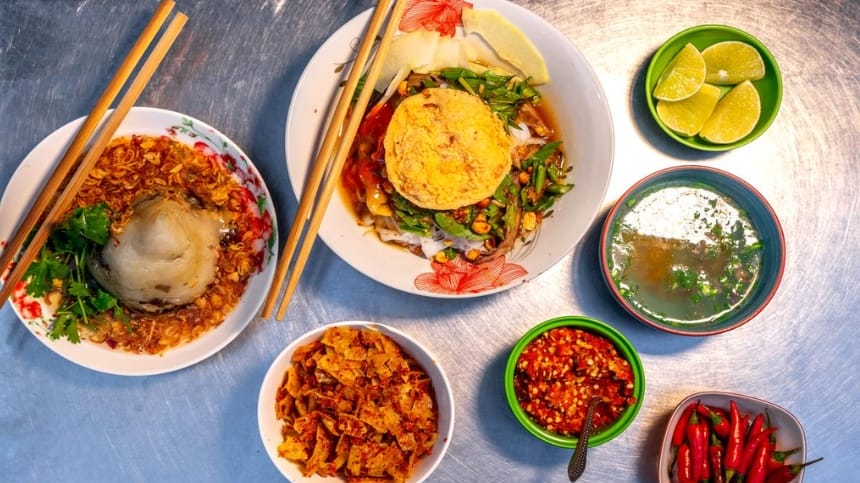 Thịt quay lá mắc mật với hương vị đặc trưng khó quên
