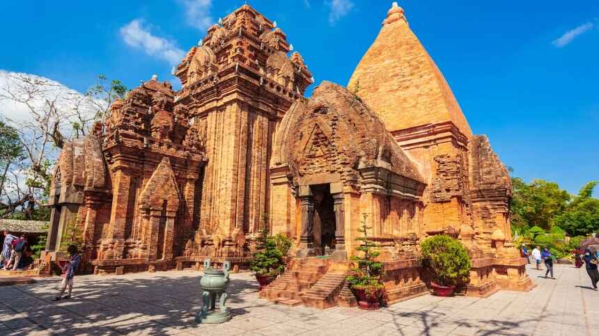 Thuê tai nghe thuyết minh để lắng nghe các câu chuyện lịch sử