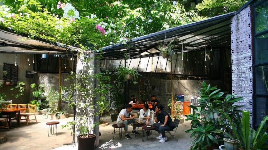 Thưởng thức cafe sân vườn ở khu vực lân cận công viên