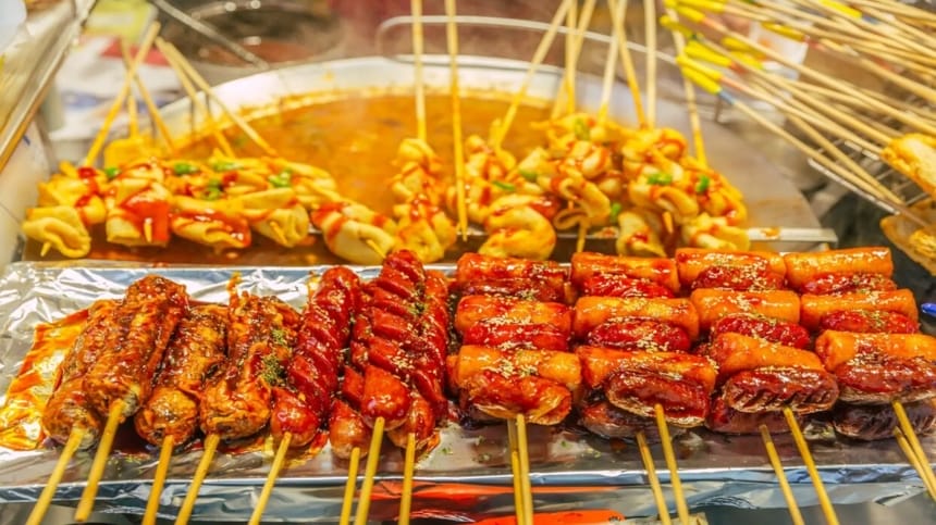 Thưởng thức món ăn đường phố xung quanh hồ Nhân Chính
