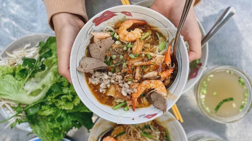 Thưởng thức món hủ tiếu nổi tiếng ở Sài Gòn