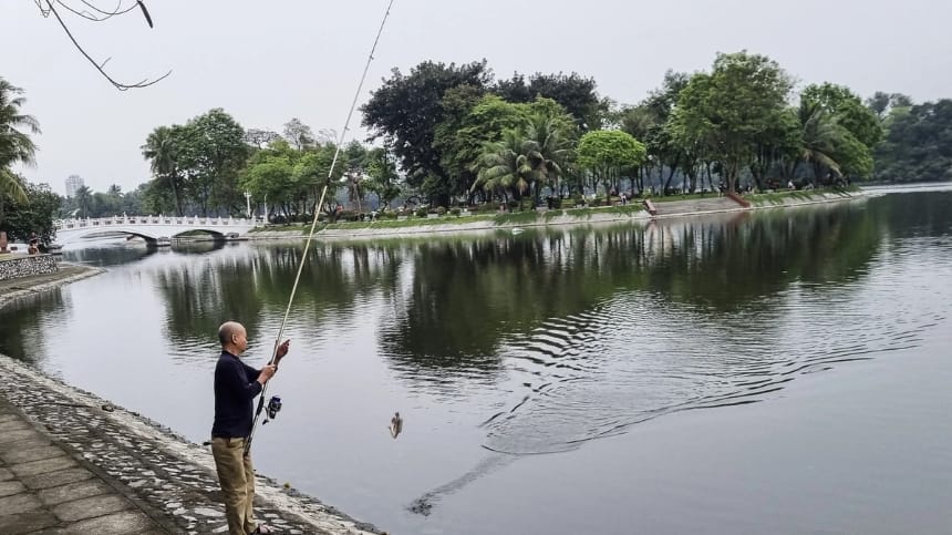 Trải nghiệm câu cá và thư giãn ngay tại hồ nước ở công viên