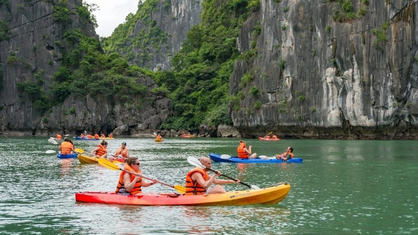 Trải nghiệm chèo thuyền Kayak giữa mặt hồ phẳng lặng