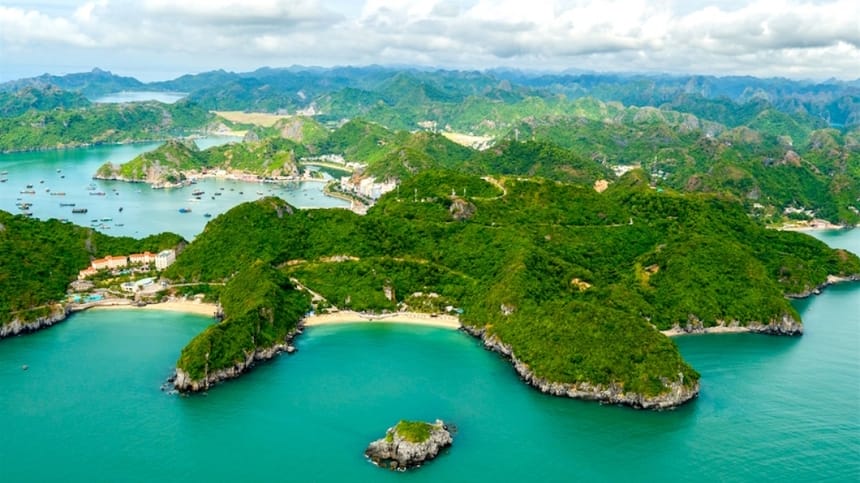 Trải nghiệm đi tàu khám phá vịnh Lan Hạ