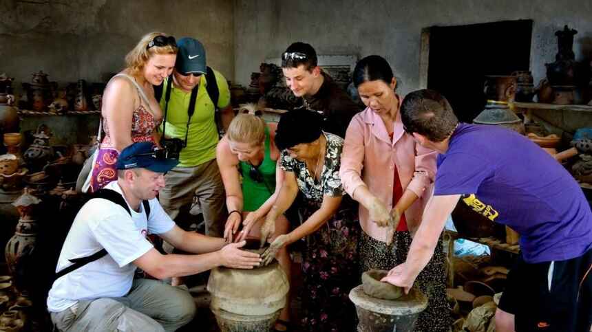 Trải nghiệm làm nghề gốm đặc sắc tại Bàu Trúc
