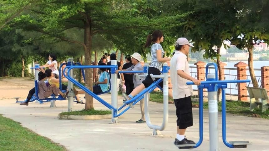 Trải nghiệm tập gym thư giãn ngoài trời ở công viên
