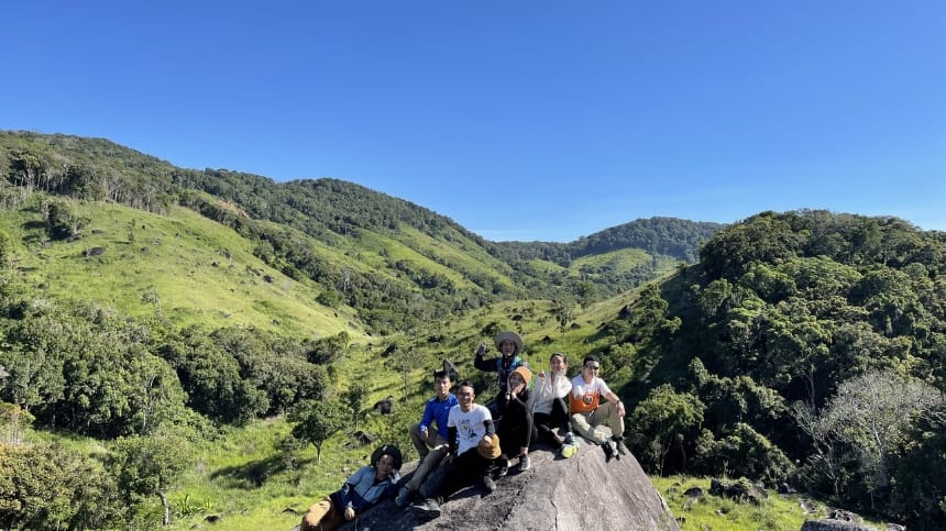 Trải nghiệm trekking trên cung đường mòn xuyên rừng Núi Chúa
