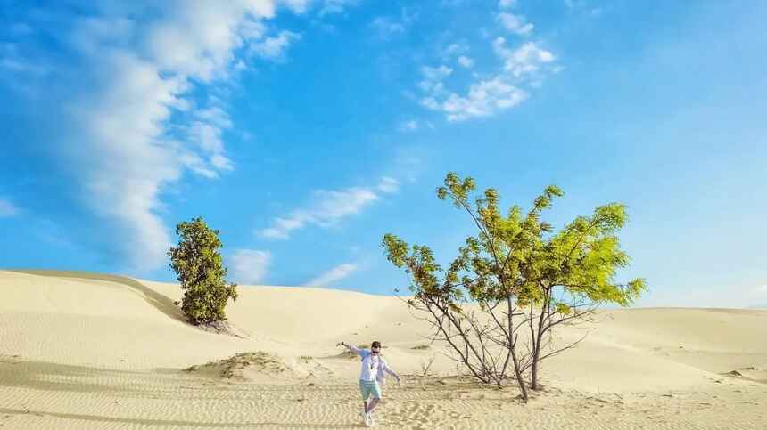 Vẻ đẹp của những đồi cát trắng mịn tại Nam Cương