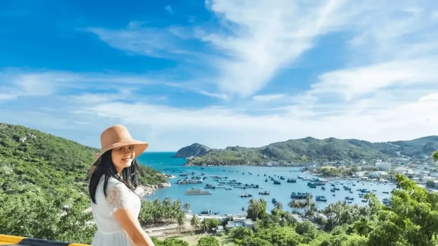 Vịnh Vĩnh Hy - Trái tim của toàn khu du lịch