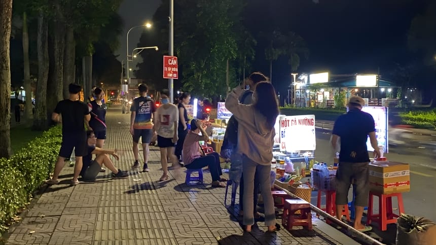 Ăn vặt và ngồi nghỉ thư giãn