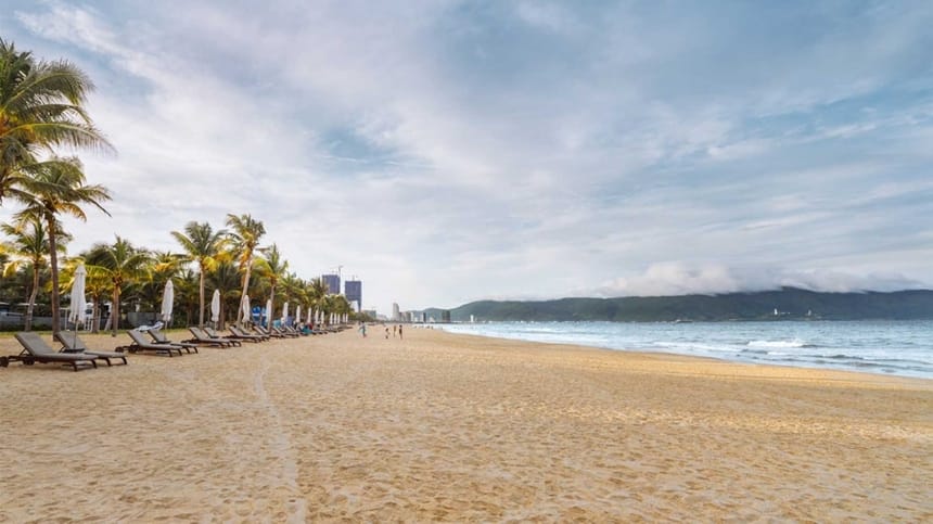 Bãi biển Phạm Văn Đồng sát cạnh
