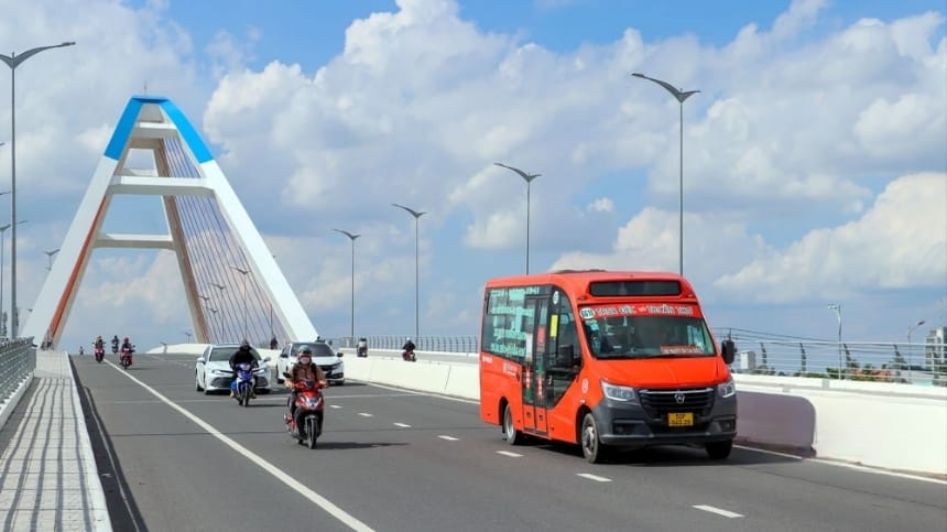 Các tuyến xe chạy qua công viên sông Hậu