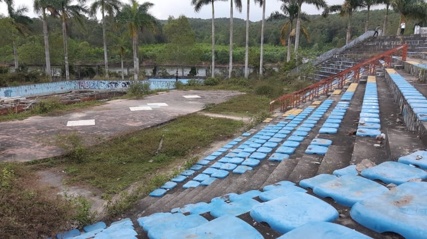 Cầu thang và hành lang loang màu