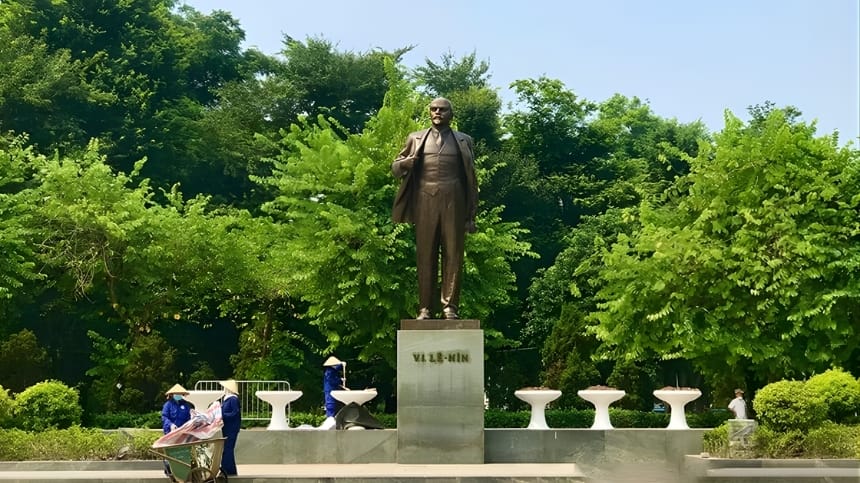 Check-in tượng đài Lê-nin và góc phố