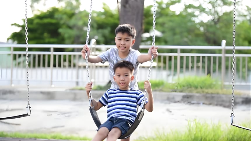 Chơi cùng trẻ ở khoảng mở công viên