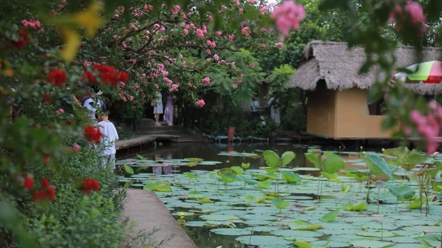 Chòi nghỉ ven hồ ngồi là mát