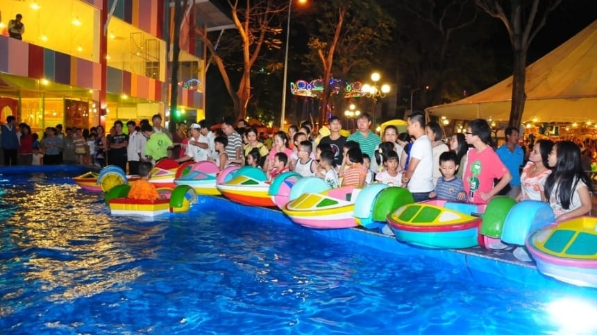 Chơi thuyền đụng nước cười cả nhóm