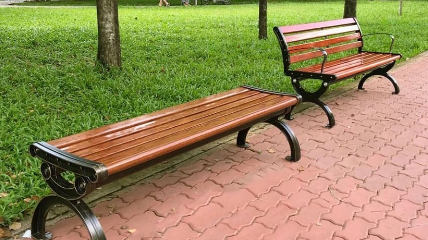 Cụm ghế nghỉ sát hồ thư thái