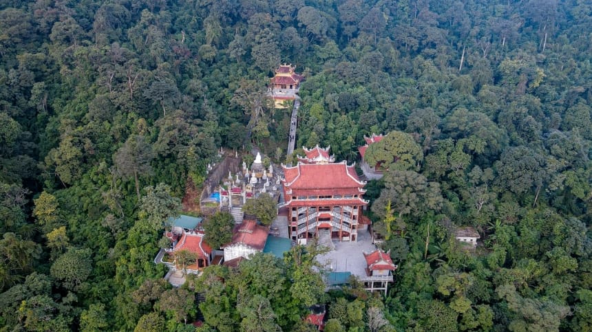Đền Thượng linh thiêng trên cao