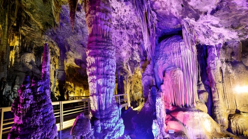 Hang Ngọc kỳ ảo nhũ đá đẹp