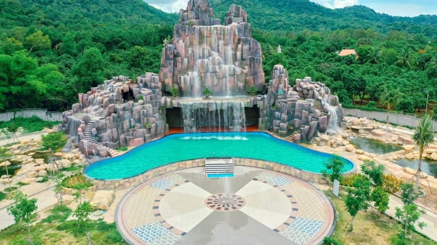 Hồ bơi rộng cho nhóm bạn trẻ