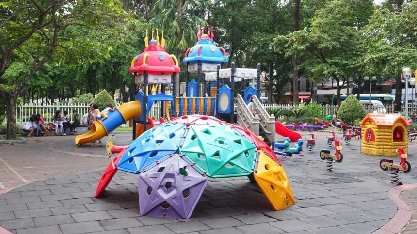 Khu sân rộng cho trẻ vui chơi