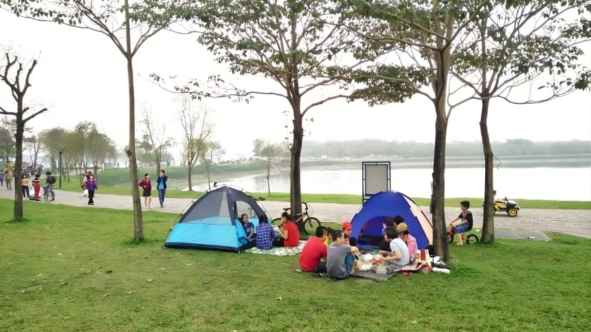 Picnic gọn với đồ ăn nhẹ ở công viên