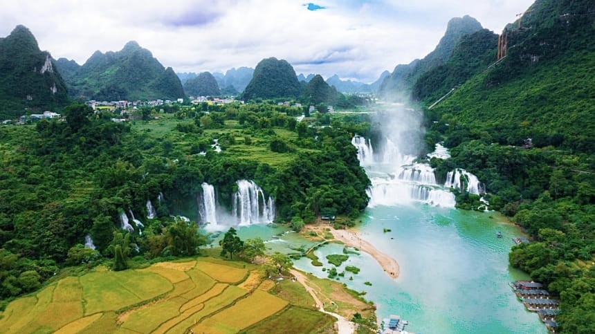 Suối rừng và thác nhỏ dịu mát