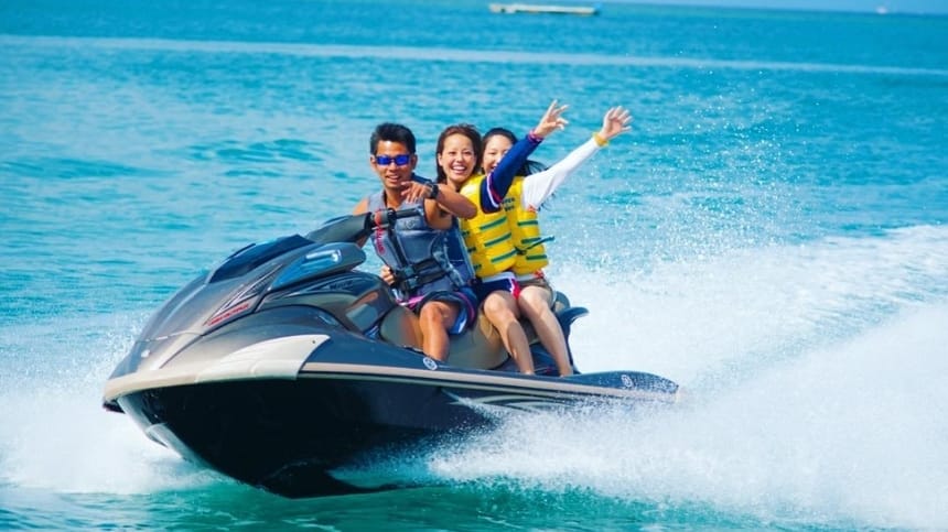 Tắm biển, chơi thể thao nước