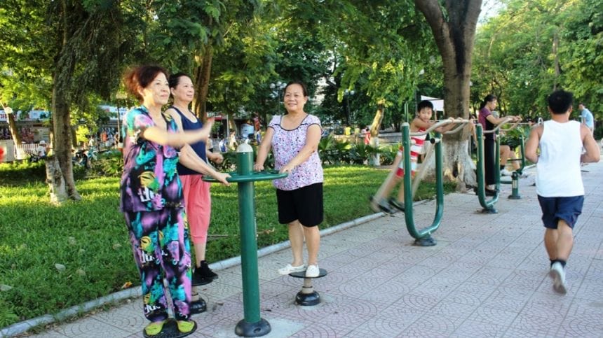 Tập thể dục giữa không gian mở