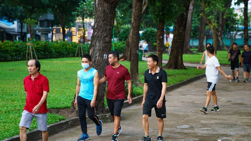 Tập thể dục nhẹ dưới bóng cây