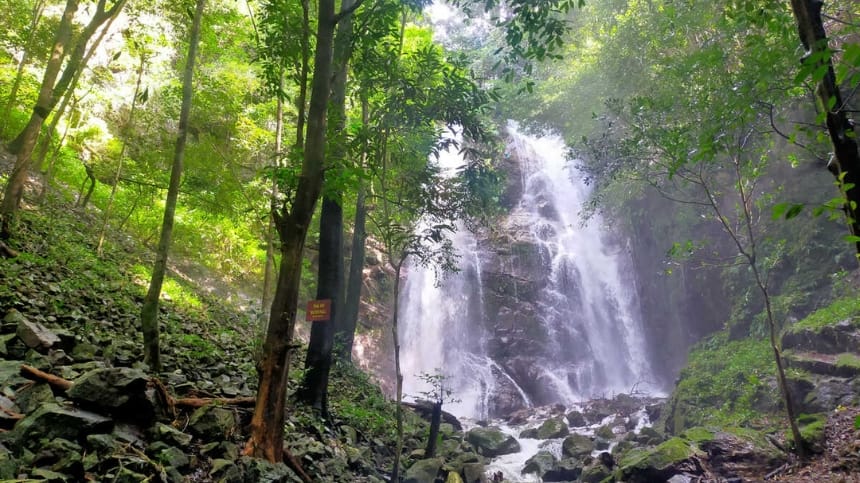 Thác Khỉ và suối đá thư giãn