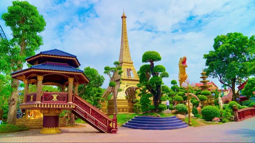 Tháp Eiffel thu nhỏ nổi bật nền xanh