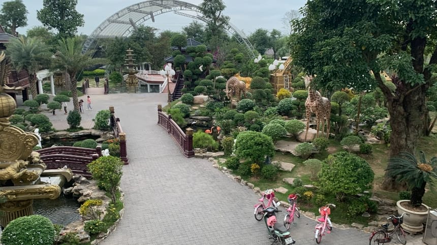 Tiểu cảnh non bộ và cầu nhỏ