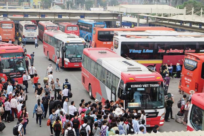 Hành khách di chuyển ở bến Đông Anh có đa dạng các nhà xe