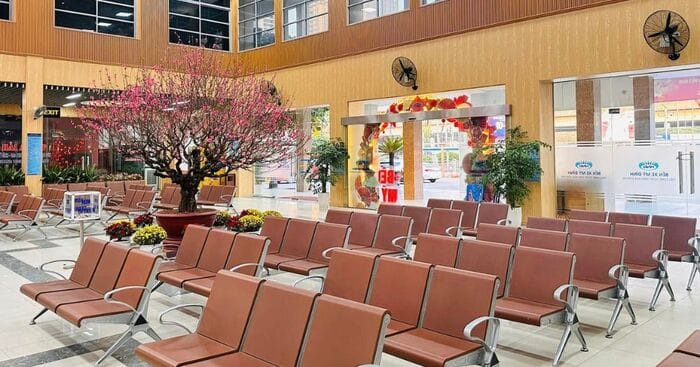 Xung quanh bến xe khách Mỹ Đình tập trung nhiều quán xá