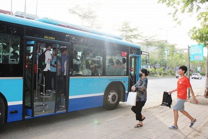 Khu vực sân bãi rộng rãi ở bến Sơn Tây giúp xe ra vào thoải mái