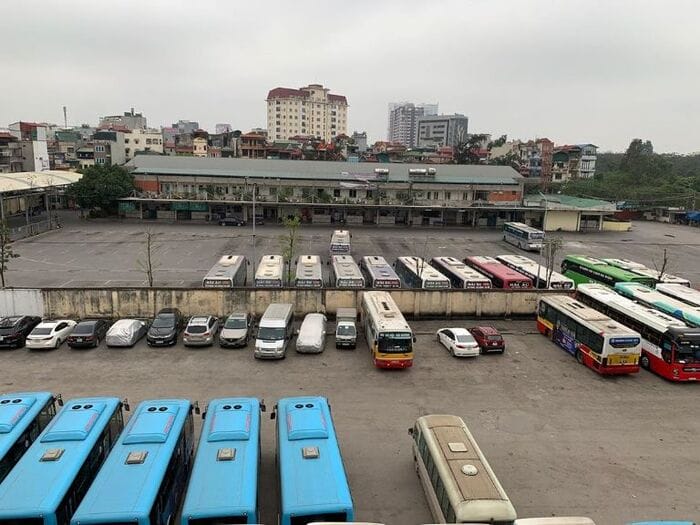 Bến xe Gia Lâm nằm trên đường Ngô Gia Khảm