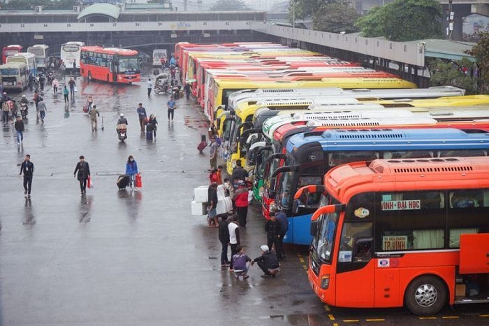 Bến xe Gia Lâm phục vụ chủ yếu các tuyến ngắn và trung bình đi các tỉnh phía Bắc