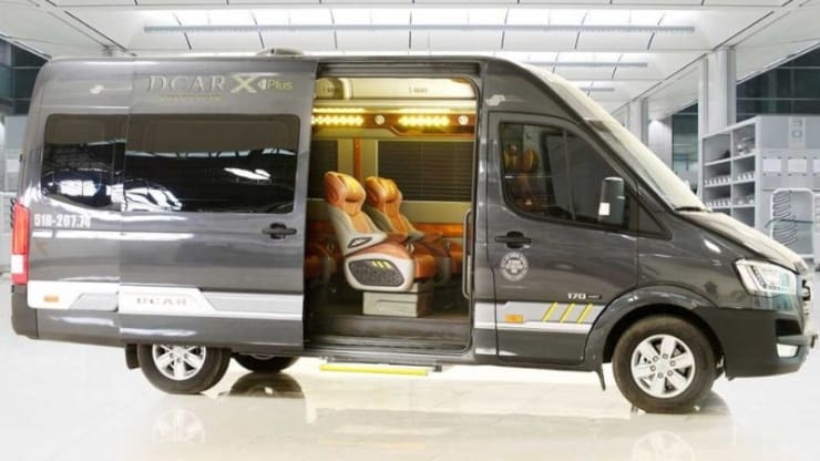 Nội thất hiện đại bên trong xe limousine