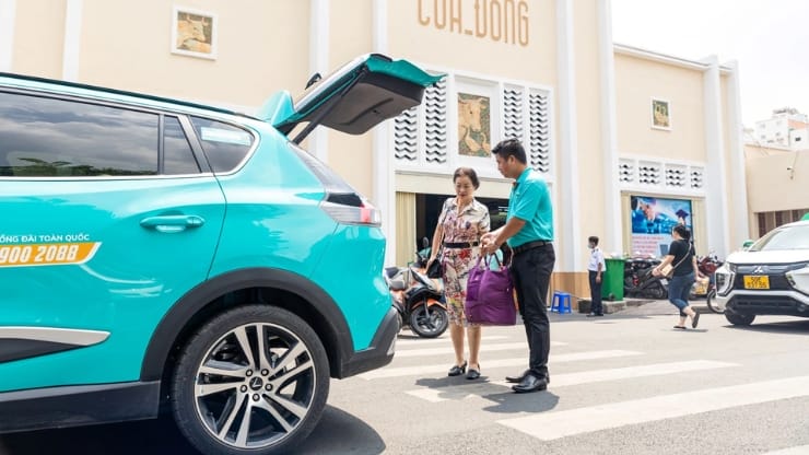 Đặt xe cho người thân qua tổng đài của Xanh SM