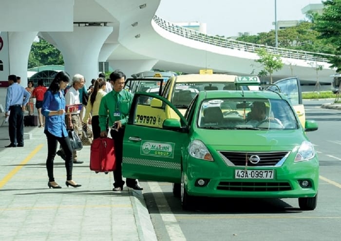 Taxi Mai Linh Đà Nẵng nổi bật với màu xanh lá đặc trưng, có đội xe đông đảo trên cả nước