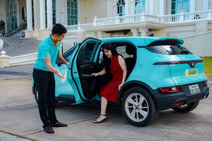 Đội ngũ tài xế taxi Xanh Vĩnh Long tận tình, thân thiện, lái xe an toàn